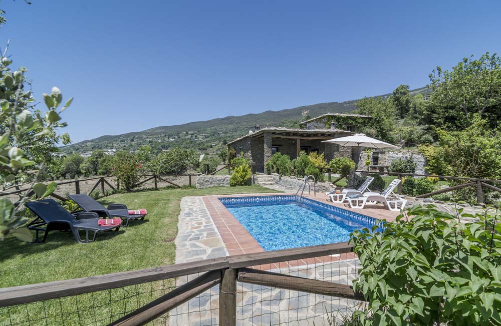 Zona de piscina con valla alrededor